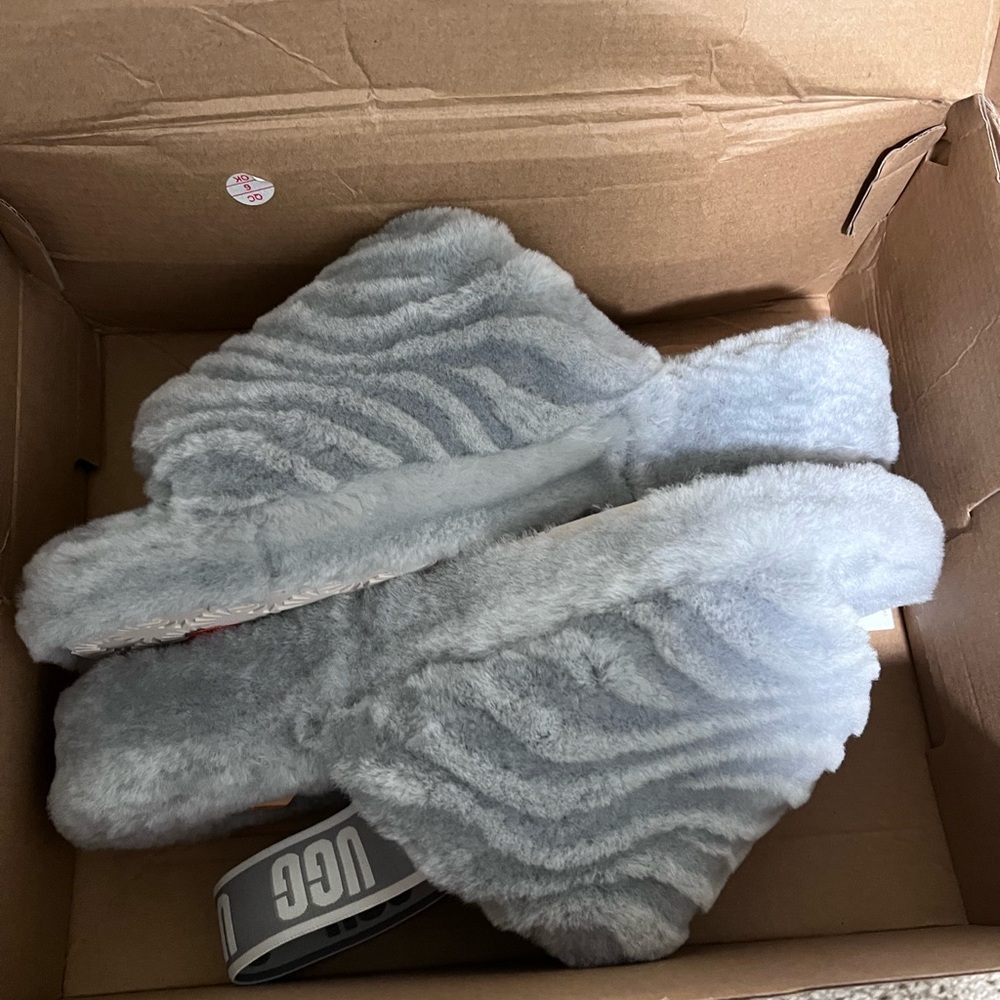 UGG Fluffy Wavy Slides